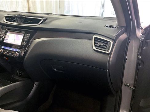 Used 2015 Nissan Rogue SV w/ SV Premium Package image 16