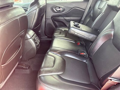 Used 2019 Jeep Cherokee Trailhawk image 17