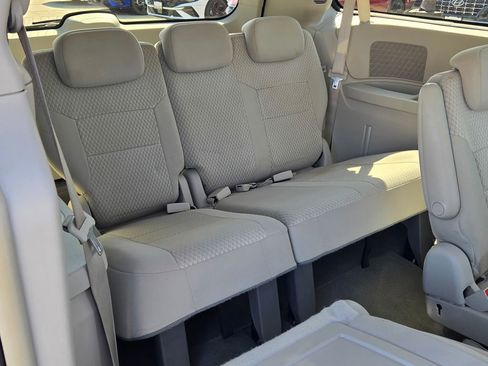 Used 2009 Chrysler Town & Country LX FWD image 14