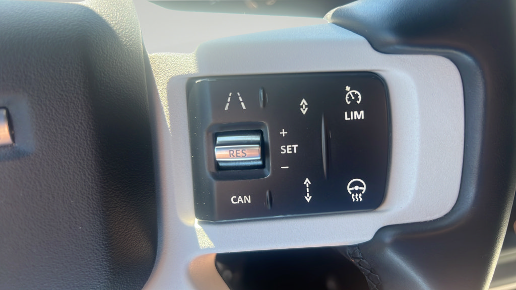 Used 2025 Land Rover Defender 130 X-Dynamic SE AWD/4WD image 33