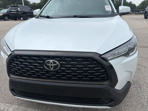 Used 2022 Toyota Corolla Cross LE FWD image 2