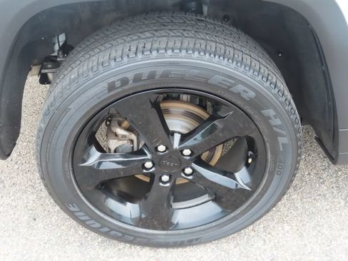 Used 2023 Jeep Grand Cherokee Altitude AWD/4WD image 14