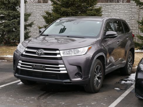 Used 2019 Toyota Highlander LE image 3