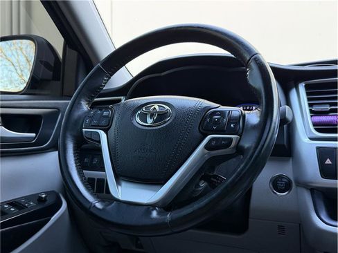 Used 2017 Toyota Highlander XLE image 25