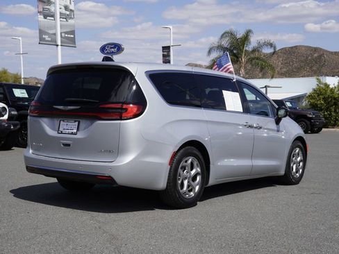 Used 2024 Chrysler Pacifica Limited FWD image 4