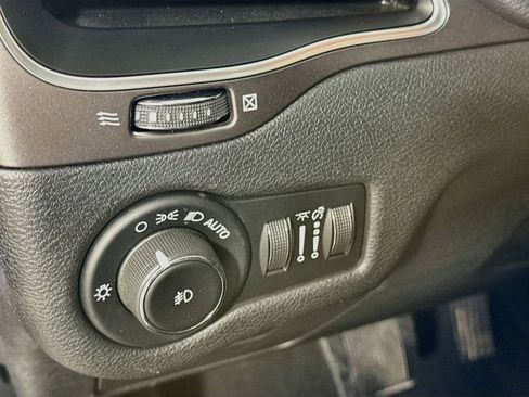 Used 2020 Jeep Cherokee Latitude Plus w/ Cold Weather Group FWD image 10