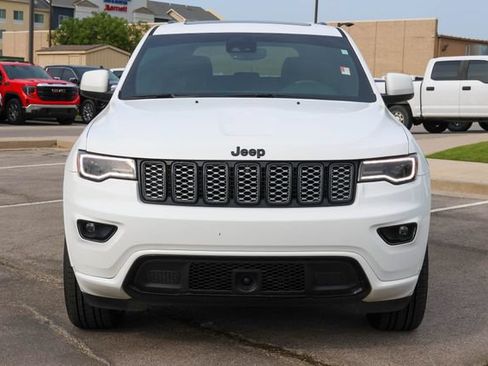 Used 2022 Jeep Grand Cherokee Laredo X AWD/4WD image 2