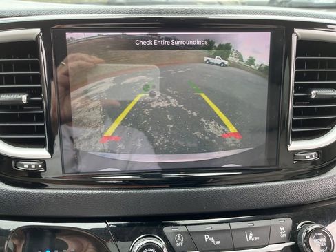 Used 2021 Chrysler Pacifica Touring-L FWD image 14