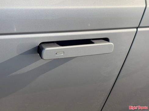 Used 2018 Land Rover Range Rover Velar R-Dynamic SE image 10