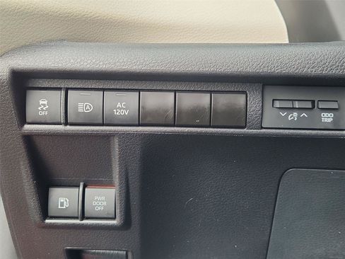 Used 2023 Toyota Sienna Limited FWD image 18