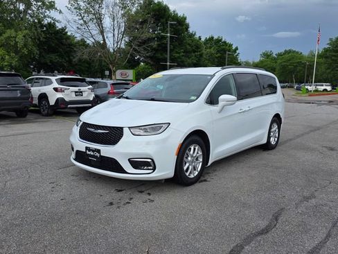 Used 2022 Chrysler Pacifica Touring-L FWD image 4