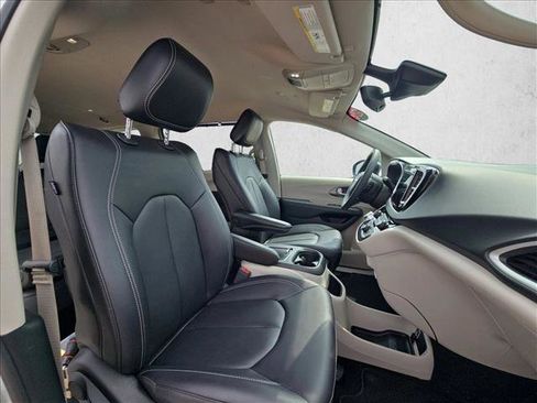 Used 2024 Chrysler Pacifica Touring-L FWD image 19