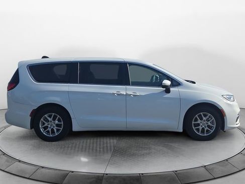 Used 2023 Chrysler Pacifica Touring-L FWD image 6