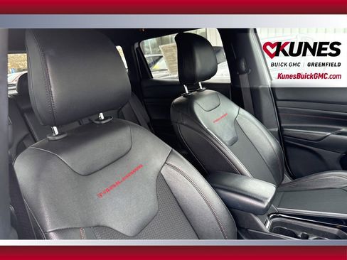 Used 2025 Jeep Compass Trailhawk AWD/4WD image 39