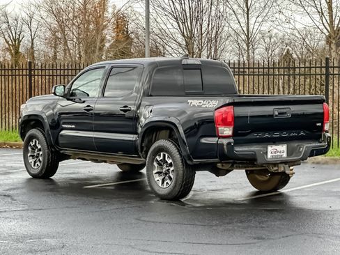 Used 2017 Toyota Tacoma TRD Sport image 6