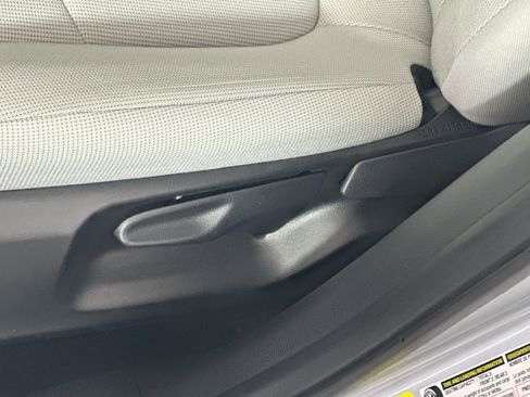 Used 2025 Toyota Corolla Cross LE FWD image 13
