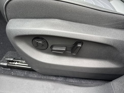 New 2025 Volkswagen Tiguan SE image 11