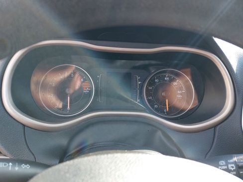 Used 2016 Jeep Cherokee Sport image 19