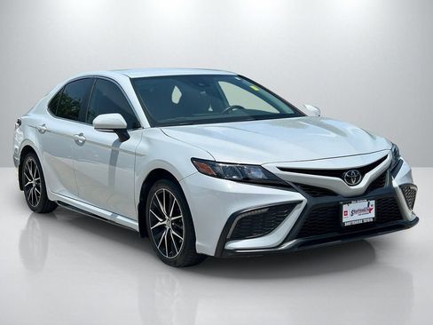 Used 2023 Toyota Camry SE FWD image 3