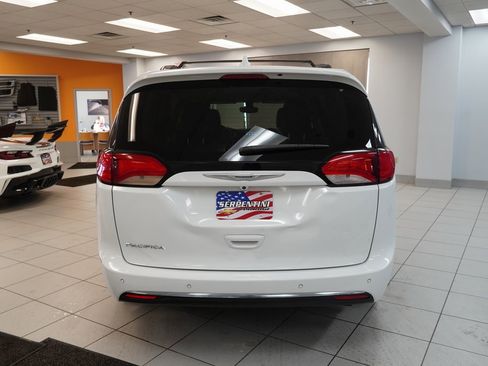 Used 2017 Chrysler Pacifica Touring-L image 8