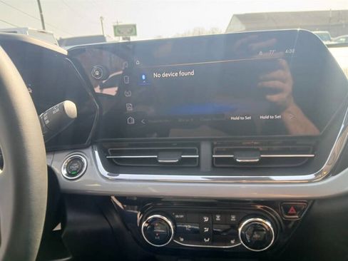 Used 2025 Chevrolet Trax LT w/ Driver Confidence Package image 13