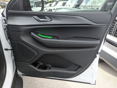 New 2025 Jeep Grand Cherokee L Altitude image 38