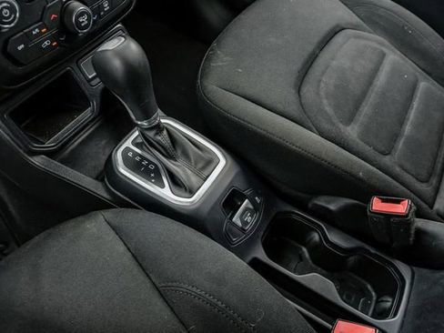 Used 2018 Jeep Renegade Latitude FWD image 26