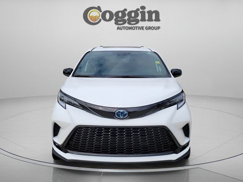 Certified 2025 Toyota Sienna XSE w/ XSE Plus Package AWD/4WD image 6