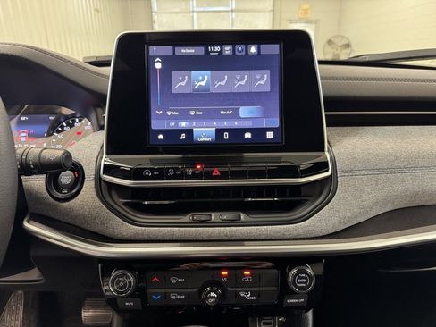 Used 2025 Jeep Compass Sport image 36