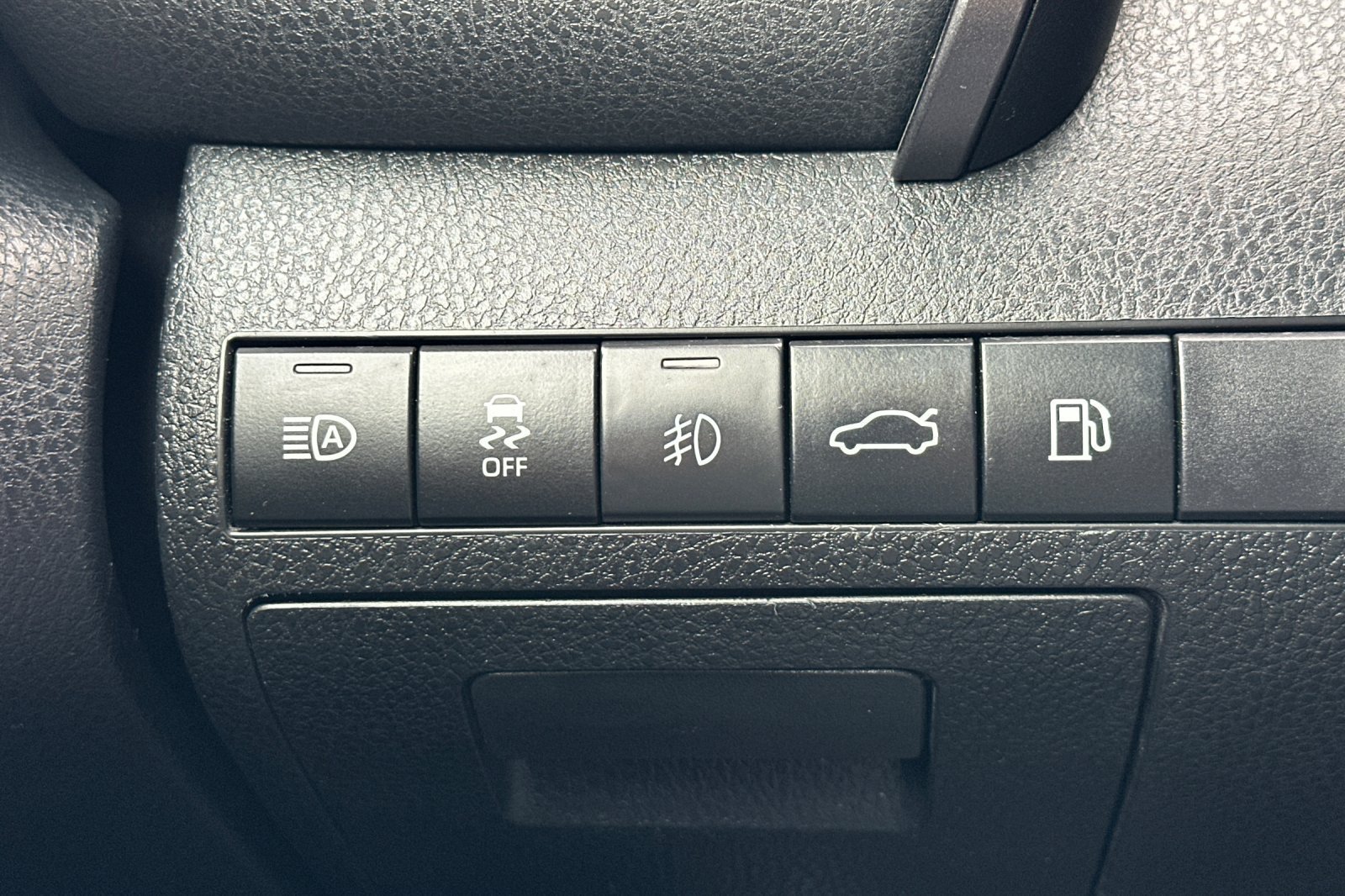 Used 2018 Toyota Camry SE FWD image 33