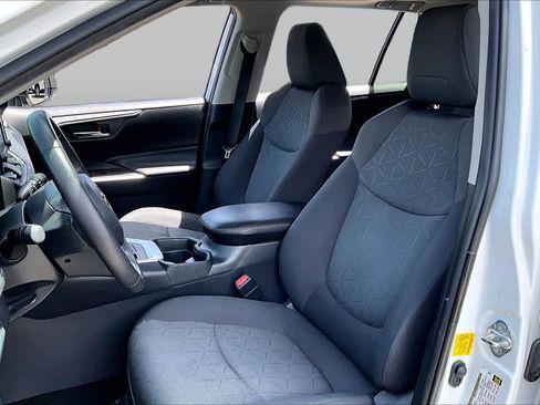 Certified 2020 Toyota RAV4 XLE w/ Convenience Package FWD image 7