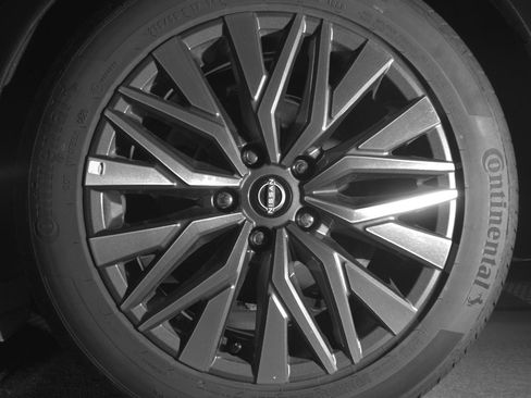 Used 2025 Nissan Altima 2.5 SV FWD image 14