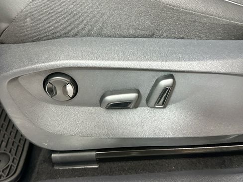 Certified 2022 Volkswagen Tiguan SE R-Line image 17