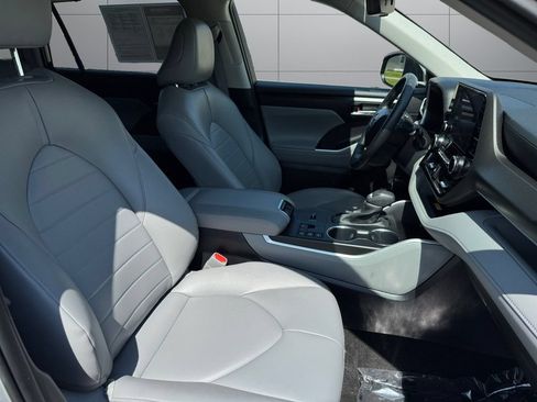 Used 2023 Toyota Highlander XLE AWD/4WD image 17