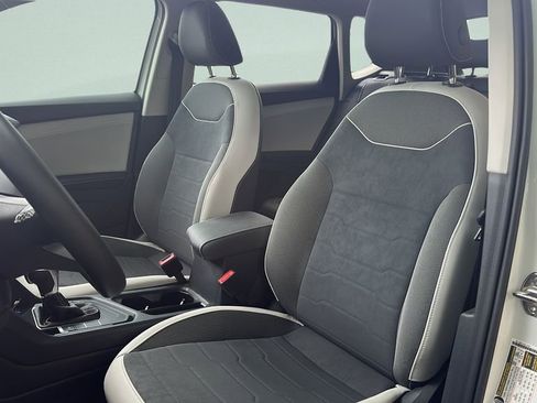 Used 2025 Volkswagen Taos SE w/ Panoramic Sunroof Package image 28