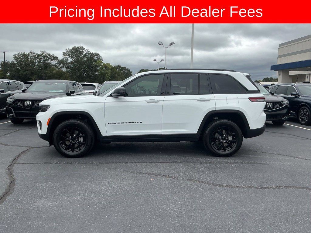 Used 2025 Jeep Grand Cherokee Altitude RWD image 2