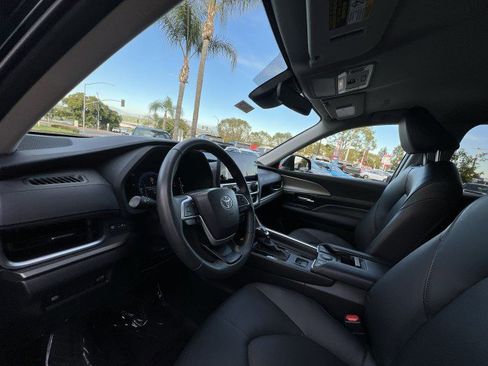 Used 2025 Toyota Grand Highlander XLE SUV image 10