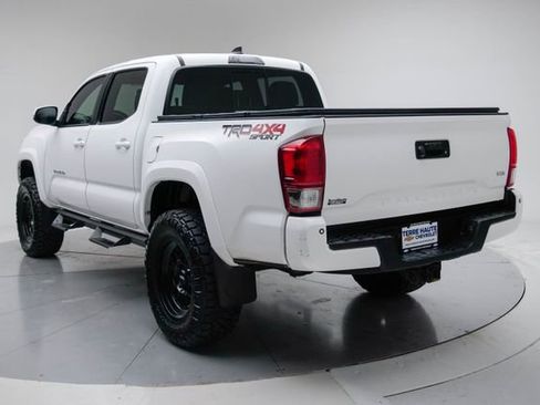 Used 2017 Toyota Tacoma TRD Sport AWD/4WD image 3