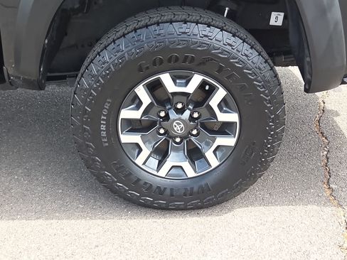 Used 2022 Toyota Tacoma TRD Off-Road w/ Technology Package AWD/4WD image 16