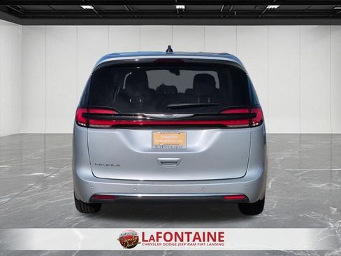 Used 2024 Chrysler Pacifica Touring-L FWD image 4