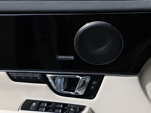Used 2019 Jaguar XJ R-Sport RWD image 50