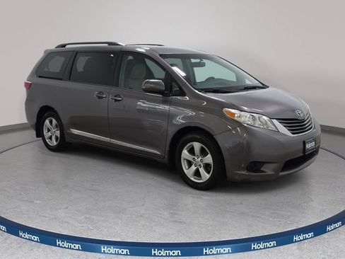 Used 2016 Toyota Sienna LE w/ Protection Package FWD image 4