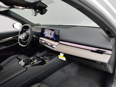 Used 2026 BMW 530i w/ Convenience Package RWD image 27