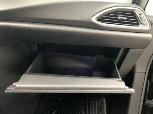 Used 2025 Chrysler Pacifica Select FWD image 34