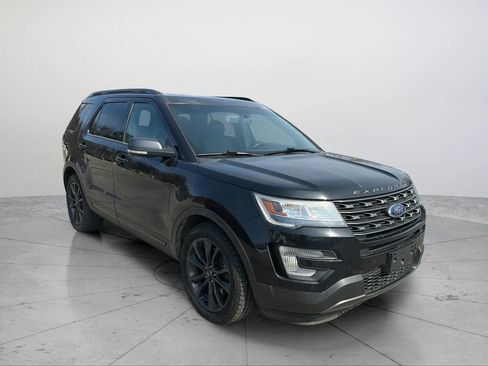 Used 2017 Ford Explorer XLT w/ Equipment Group 202A FWD image 11