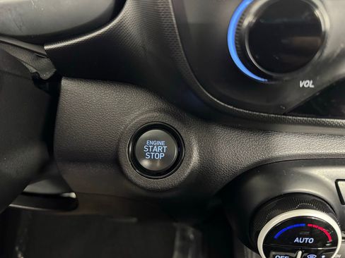 Used 2024 Hyundai Venue Limited image 21