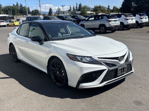 Used 2022 Toyota Camry XSE FWD image 7
