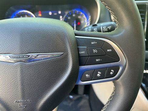Used 2022 Chrysler Pacifica Touring-L FWD image 21