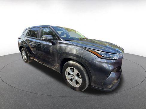 Used 2025 Toyota Highlander LE FWD image 2
