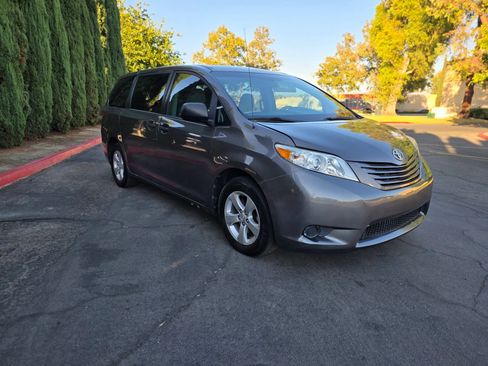 Used 2013 Toyota Sienna L w/ Towing Pkg FWD image 14